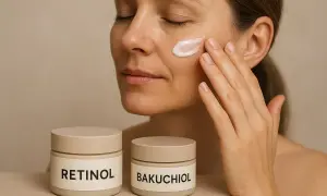 Kvinna applicerar kräm på kinden. Två burkar syns, en med texten RETINOL, som kan hjälpa mot akne.