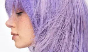 Profilbild på en person med lila hår. Undrar du hur man får bort silverschampo från håret?