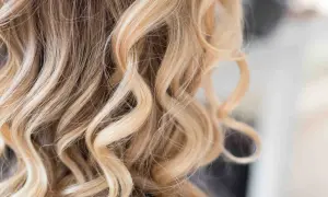 Vackert blont hår med mjuka vågor, perfekt för att slinga håret för en solkysst look.