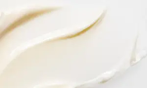 En krämig textur som påminner om lyxig resveratrol hudvård.