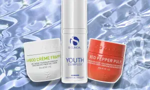 Tre hudvårdsprodukter: en vit kräm med bambu, en vit pumpflaska med "Youth Complex" och en orange burk med "Red Pepper Pulp". Ingredienser som sodium hyaluronate kan ge fukt.