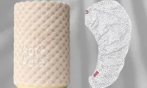 Två hårhanddukar: en beige i frotté med vågkant och en vit med prickar. Båda är mikrofiberhanddukar för hår.