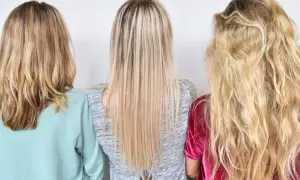 Tre personer med olika nyanser av varma blonda slingor. En med ljusblont, en med mellanblont och en med mörkblont hår.