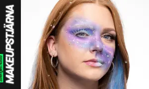 Sista minuten halloween sminkning med lila och blått stjärnstoft, glitter och vita ögonfransar. En drömsk look för en snabb förvandling.