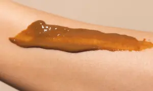 Brun utan sol-kräm applicerad på en arm. Ger en fin solkysst look, så kan man sola med brun utan sol utan att riskera skadlig UV-strålning.
