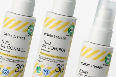 Matas Striber Fluid Oil Control med glycerin i hudvård, som minskar porer och ger matt effekt. SPF 30.