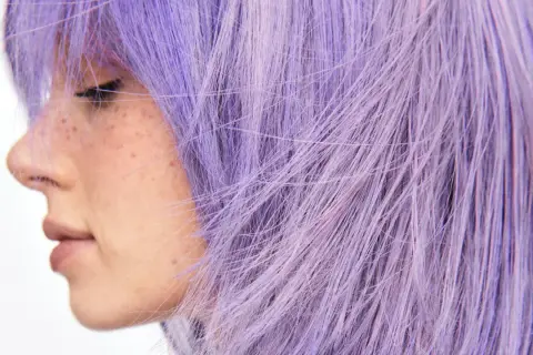 Profilbild på en person med lila hår. Undrar du hur man får bort silverschampo från håret?
