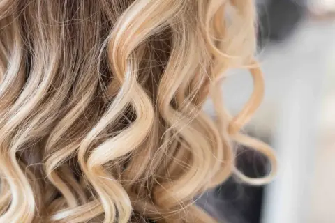 Vackert blont hår med mjuka vågor, perfekt för att slinga håret för en solkysst look.