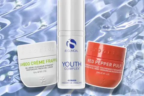 Tre hudvårdsprodukter: en vit kräm med bambu, en vit pumpflaska med "Youth Complex" och en orange burk med "Red Pepper Pulp". Ingredienser som sodium hyaluronate kan ge fukt.