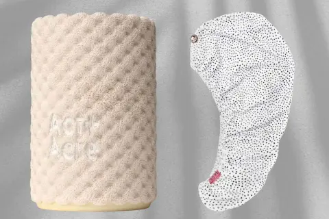 Två hårhanddukar: en beige i frotté med vågkant och en vit med prickar. Båda är mikrofiberhanddukar för hår.