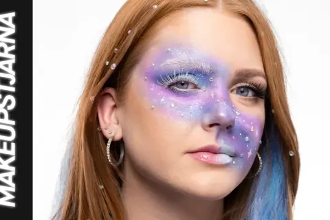 Sista minuten halloween sminkning med lila och blått stjärnstoft, glitter och vita ögonfransar. En drömsk look för en snabb förvandling.