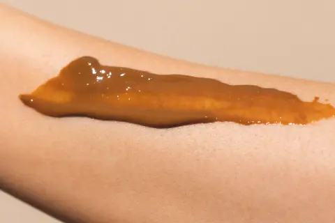 Brun utan sol-kräm applicerad på en arm. Ger en fin solkysst look, så kan man sola med brun utan sol utan att riskera skadlig UV-strålning.