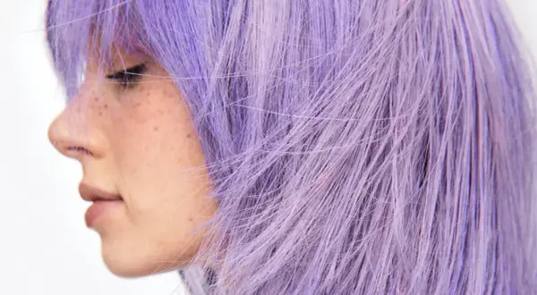 Profilbild på en person med lila hår. Undrar du hur man får bort silverschampo från håret?
