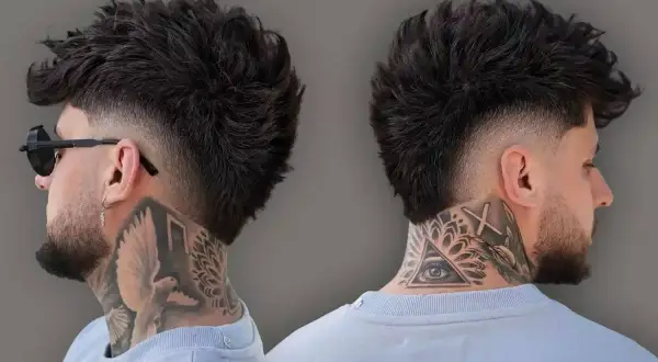 Man med en modern mullet frisyr, blekt nacke och tatueringar på halsen.