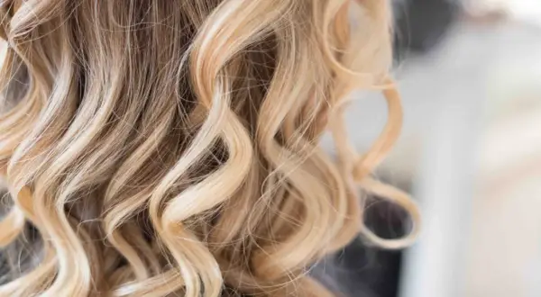 Vackert blont hår med mjuka vågor, perfekt för att slinga håret för en solkysst look.