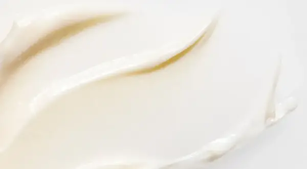 En krämig textur som påminner om lyxig resveratrol hudvård.