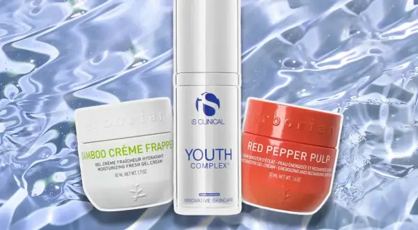 Tre hudvårdsprodukter: en vit kräm med bambu, en vit pumpflaska med "Youth Complex" och en orange burk med "Red Pepper Pulp". Ingredienser som sodium hyaluronate kan ge fukt.
