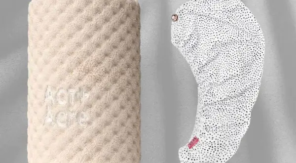 Två hårhanddukar: en beige i frotté med vågkant och en vit med prickar. Båda är mikrofiberhanddukar för hår.