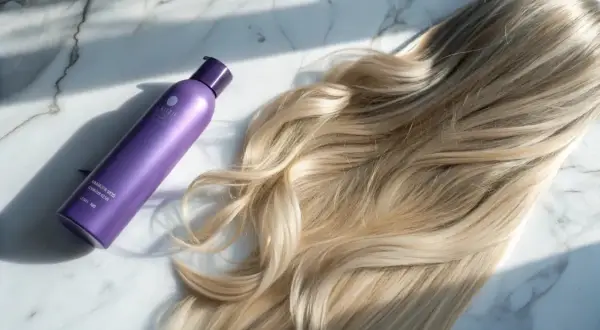 Lila flaska bredvid blont hår. Perfekt för att få bort blått hår och ge glans.