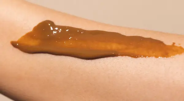 Brun utan sol-kräm applicerad på en arm. Ger en fin solkysst look, så kan man sola med brun utan sol utan att riskera skadlig UV-strålning.