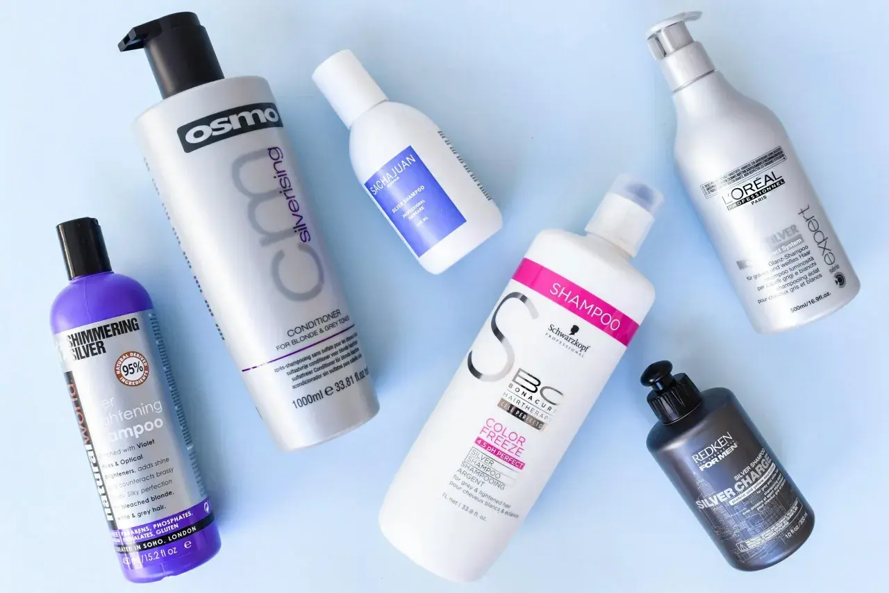 Flera flaskor silverschampo och balsam för torrt hår, inklusive märken som Osmo, Sachajuan, L'Oréal och Redken.