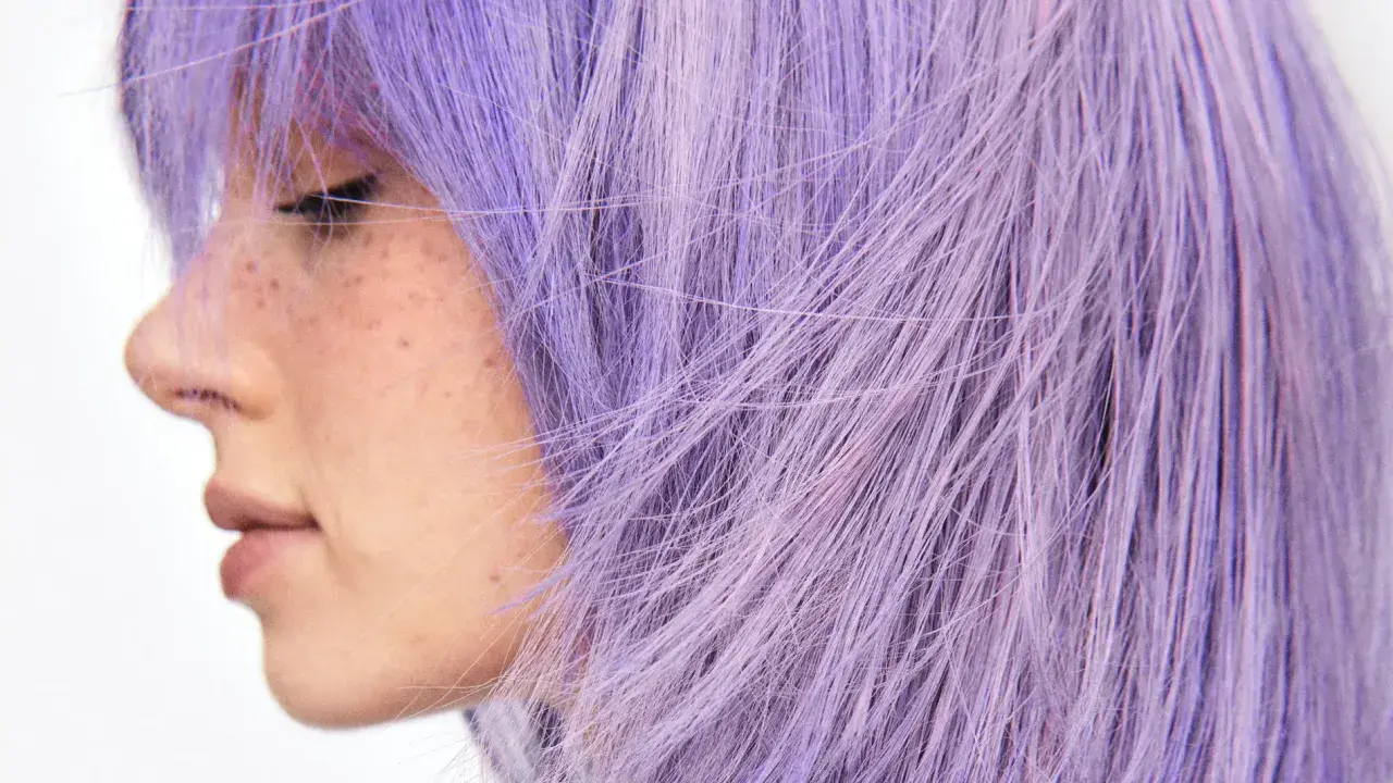 Profilbild på en person med lila hår. Undrar du hur man får bort silverschampo från håret?