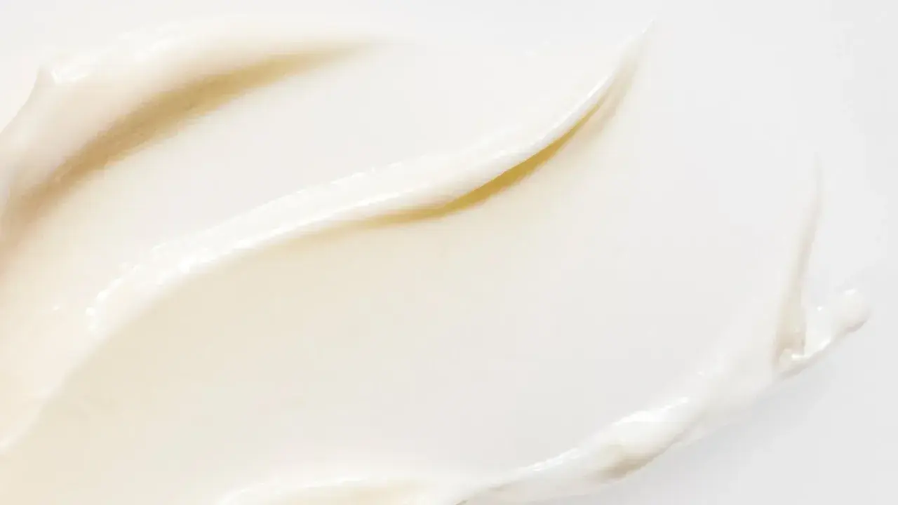 En krämig textur som påminner om lyxig resveratrol hudvård.