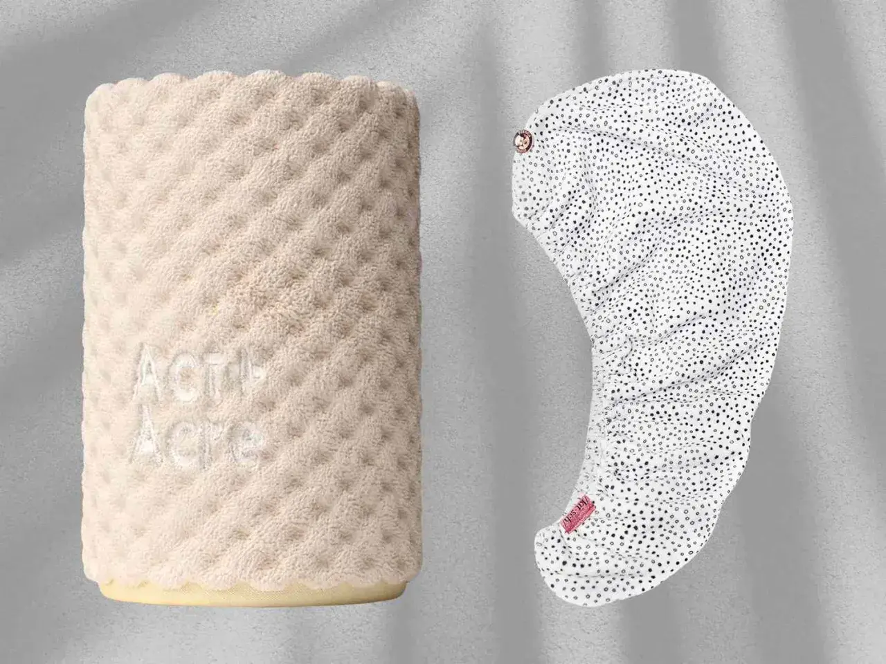 Två hårhanddukar: en beige i frotté med vågkant och en vit med prickar. Båda är mikrofiberhanddukar för hår.