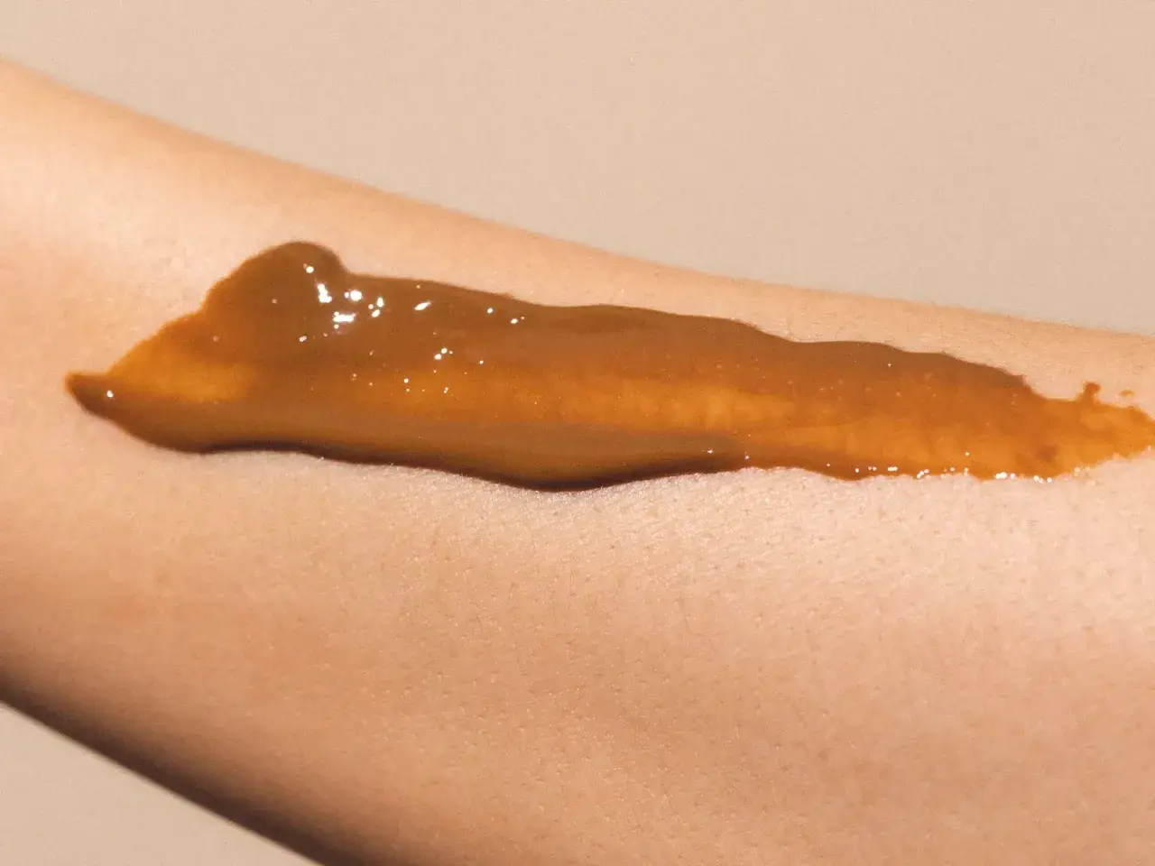 Brun utan sol-kräm applicerad på en arm. Ger en fin solkysst look, så kan man sola med brun utan sol utan att riskera skadlig UV-strålning.