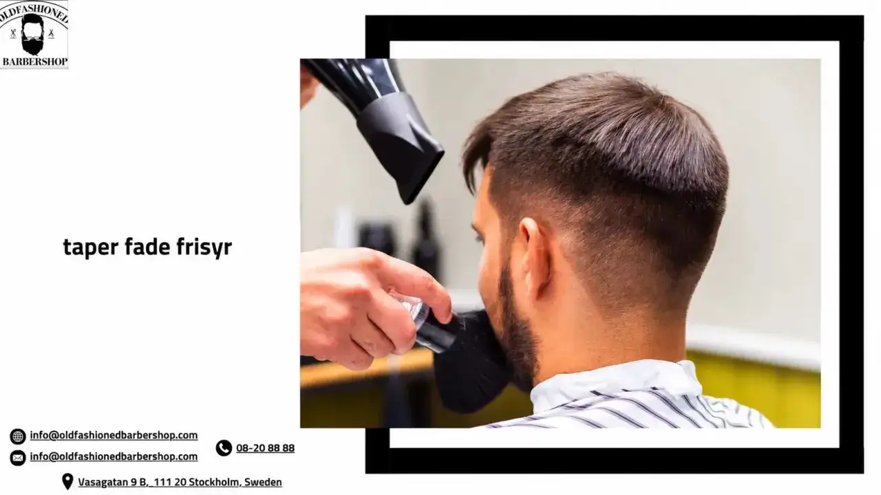 En frisör stylar en taper fade frisyr med en fön och borste. Perfekt för en modern look.