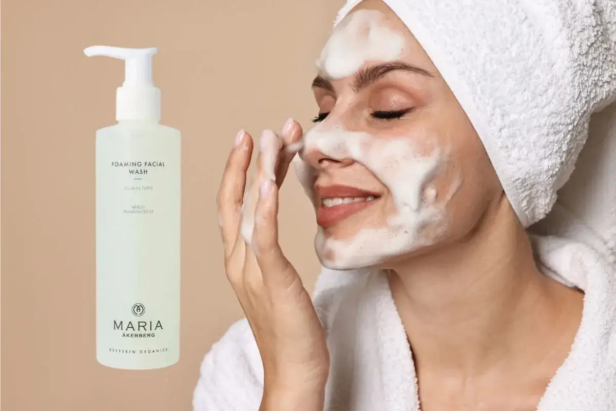 En kvinna med skum i ansiktet anv&auml;nder Maria &Aring;kerberg foaming facial wash.