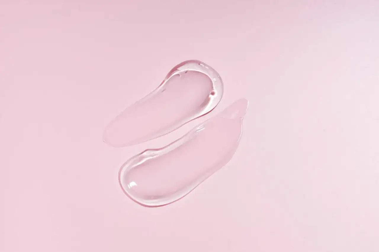 Tv&aring; genomskinliga, rosa gel-str&aring;k p&aring; en ljusrosa bakgrund. Glycerin i hudv&aring;rd ger fukt och en len k&auml;nsla.
