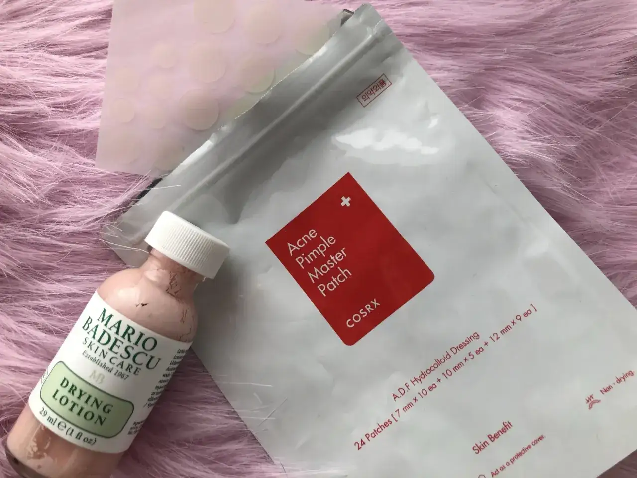 H&auml;r &auml;r produkterna som hj&auml;lper dig att snabbt f&aring; bort finnar hemma: Mario Badescu Drying Lotion och COSRX Acne Pimple Master Patch.