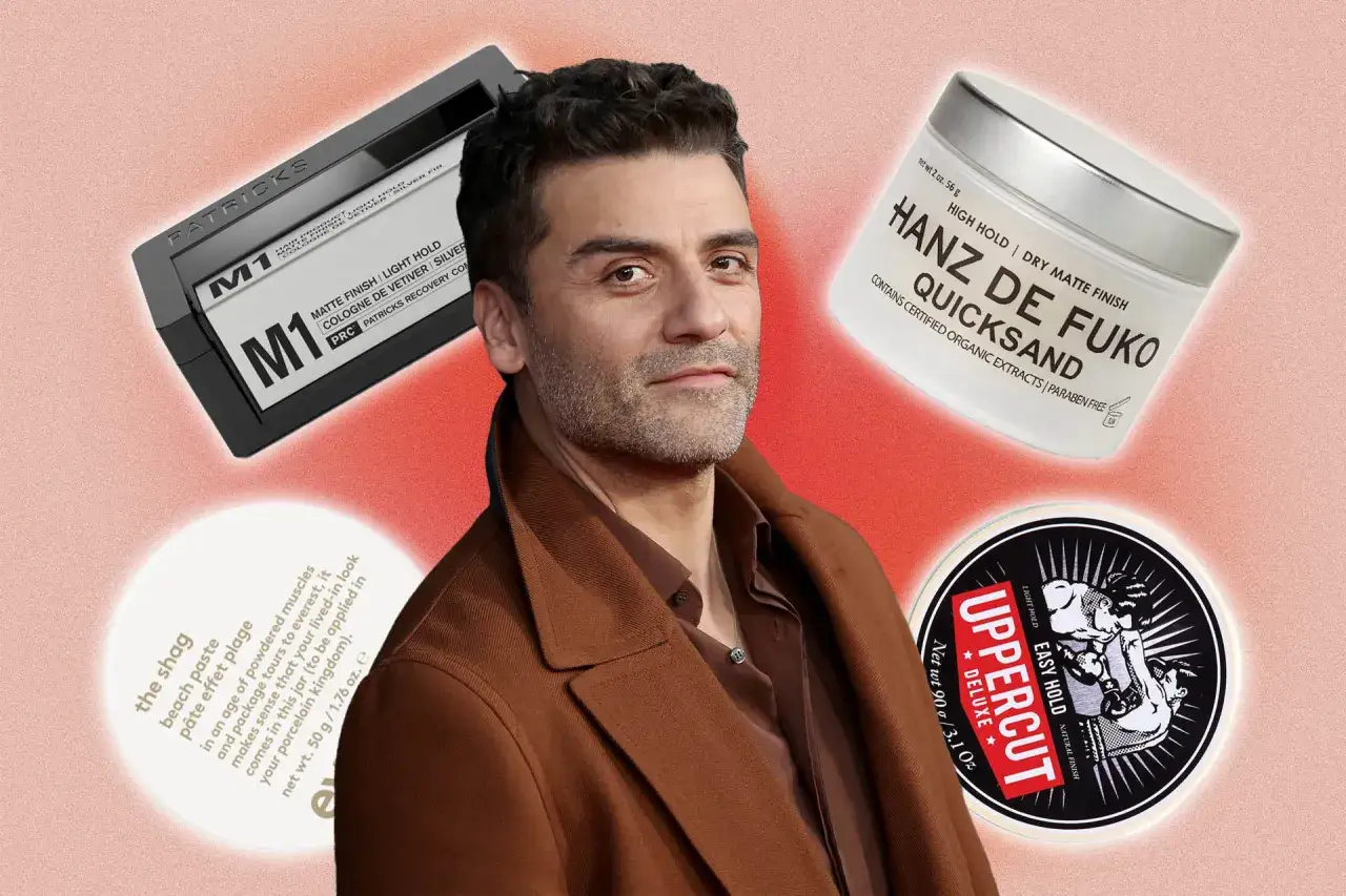 Oscar Isaac med rufsigt hår, omgiven av stylingprodukter för män.