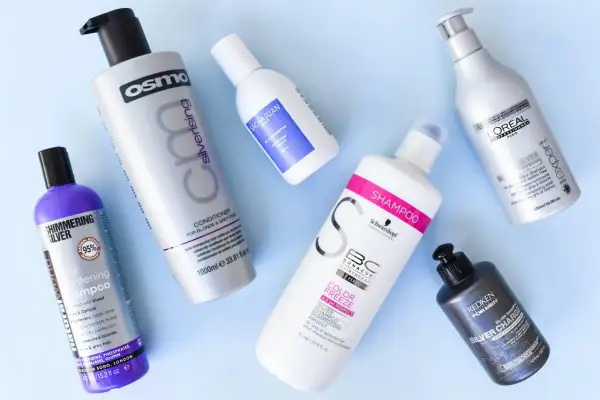 Flera flaskor silverschampo och balsam för torrt hår, inklusive märken som Osmo, Sachajuan, L'Oréal och Redken.