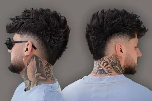 Man med en modern mullet frisyr, blekt nacke och tatueringar på halsen.