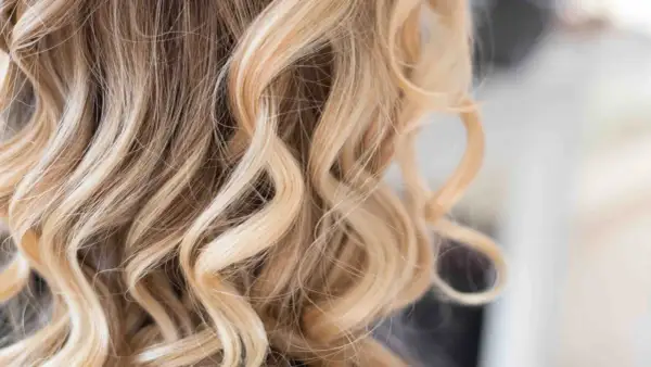 Vackert blont hår med mjuka vågor, perfekt för att slinga håret för en solkysst look.