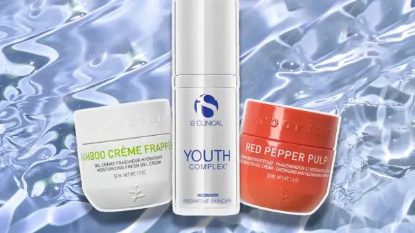 Tre hudvårdsprodukter: en vit kräm med bambu, en vit pumpflaska med "Youth Complex" och en orange burk med "Red Pepper Pulp". Ingredienser som sodium hyaluronate kan ge fukt.