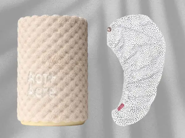 Två hårhanddukar: en beige i frotté med vågkant och en vit med prickar. Båda är mikrofiberhanddukar för hår.