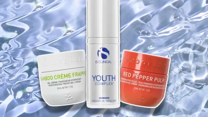 Tre hudvårdsprodukter: en vit kräm med bambu, en vit pumpflaska med "Youth Complex" och en orange burk med "Red Pepper Pulp". Ingredienser som sodium hyaluronate kan ge fukt.
